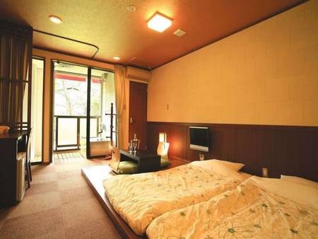【天然温泉露天付きツイン室（和風モダン室）禁煙/一例】洋室を和風に演出！一段高くなったフローリングにお布団を敷いています