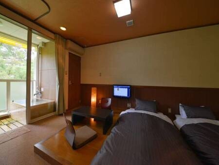 【天然温泉露天付きツイン室（和風モダン室）禁煙/一例】洋室を和風に演出！
一段高くなったフローリングにお布団を敷いています