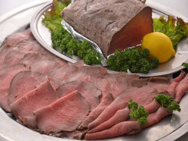 【夕食バイキング/一例】シェフが毎日仕込むローストビーフは、オリジナルのたれと一緒にどうぞ!