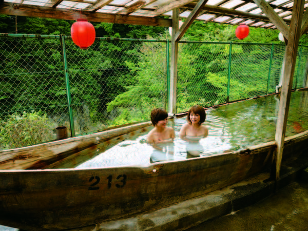 【露天風呂】　鬼怒川渓谷見下ろす絶景露天風呂で自慢の湯を満喫