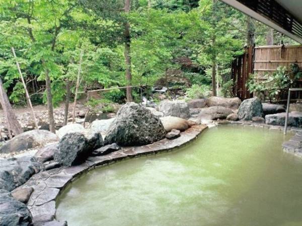 【「高尾の湯」露天風呂】四季折々の自然美を堪能できる渓流露天風呂