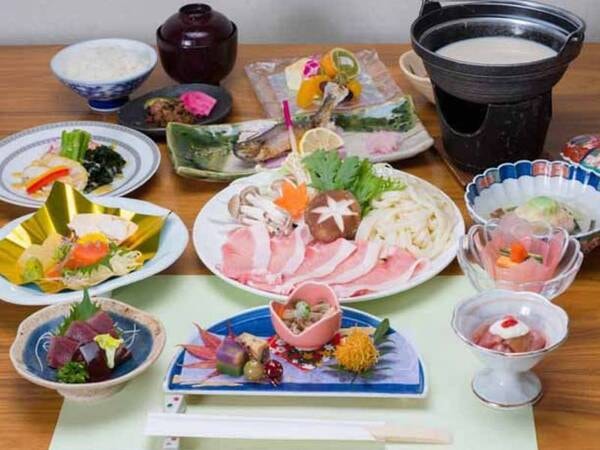 地元の旬食材をふんだんに使用した、那須三元豚の豆乳豚しゃぶしゃぶをメインとした会席を楽しめる(例)