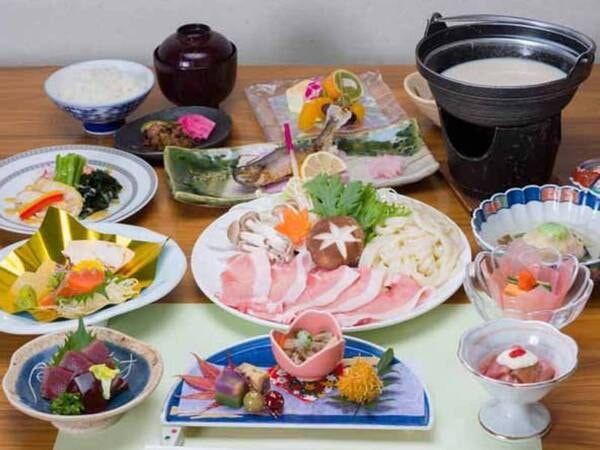 地元の旬食材をふんだんに使用した、那須三元豚の豆乳豚しゃぶしゃぶをメインとした会席を楽しめる（例）