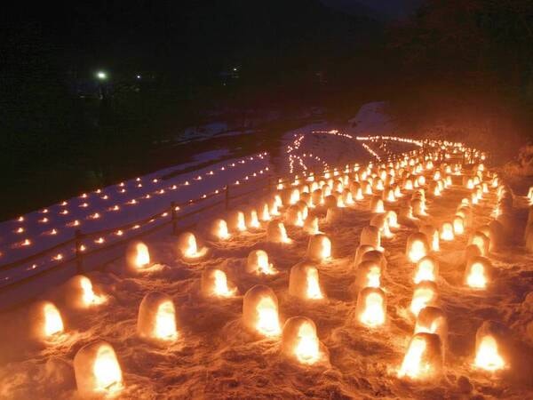 【 湯西川温泉かまくら祭 ※2026年1月30日(金)～3月1日(日) 】川沿いに並ぶミニかまくらが幻想的！ミニかまくらは期間中の金・土・日曜日のみ