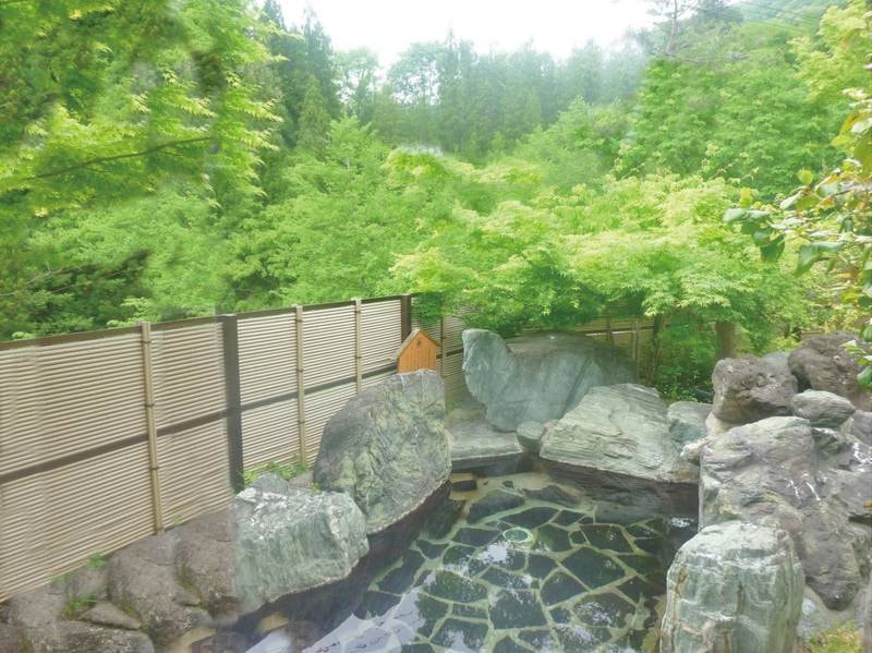 自然に囲まれてのんびりと美肌の湯をお楽しみください