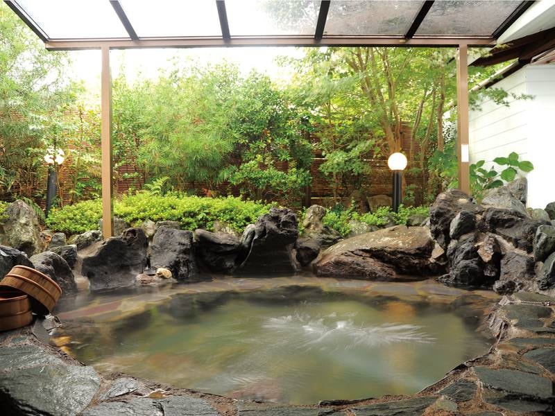【無料貸切風呂（庭園付露天風呂）】庭園を構えた開放的な屋根付の天然温泉露天風呂