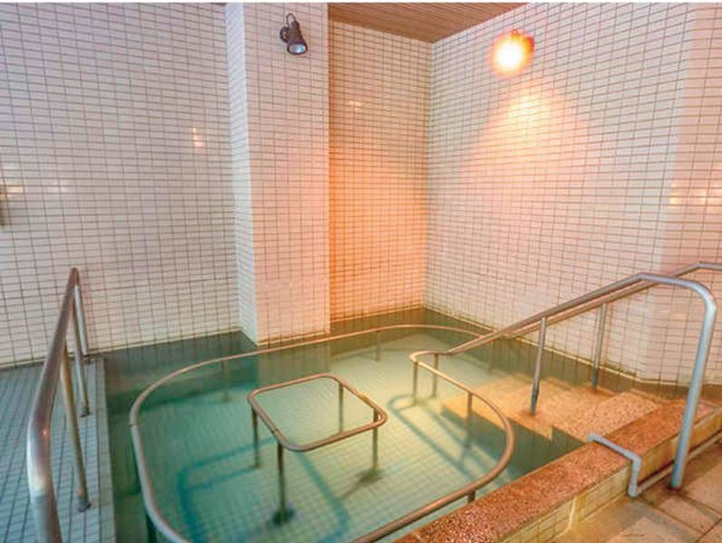 【大浴場】男性用/歩行湯です。深さ約90cmの歩行湯は、立って歩きながら温泉に入るスタイルです。
