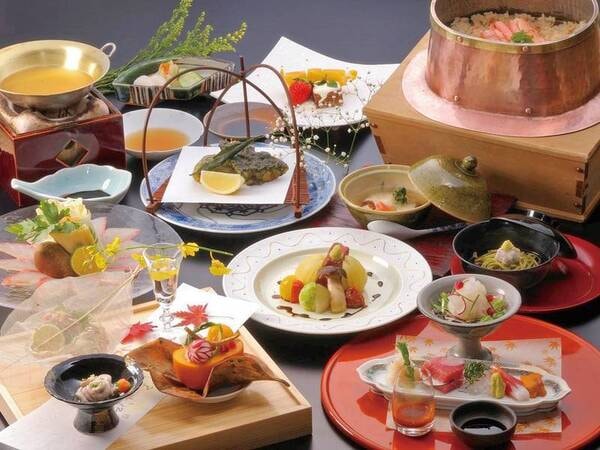 食材や産地はもちろん、総料理長が器や盛り付けにもこだわった、目にも麗しい季節の献立を楽しめる創作懐石を堪能（例）