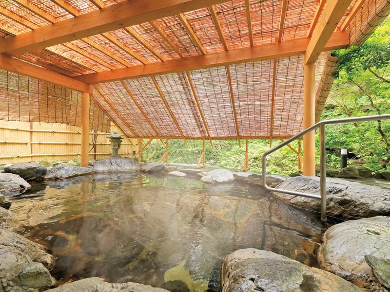 【大浴場／露天風呂】自然の音を愉しめる岩づくりの露天風呂