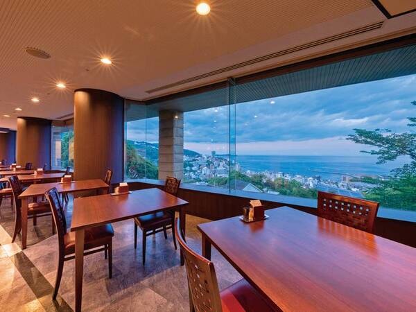 【レストラン】眺望が自慢のレストラン。マリンブルーの相模湾と熱海市街の眺望をお楽しみください。