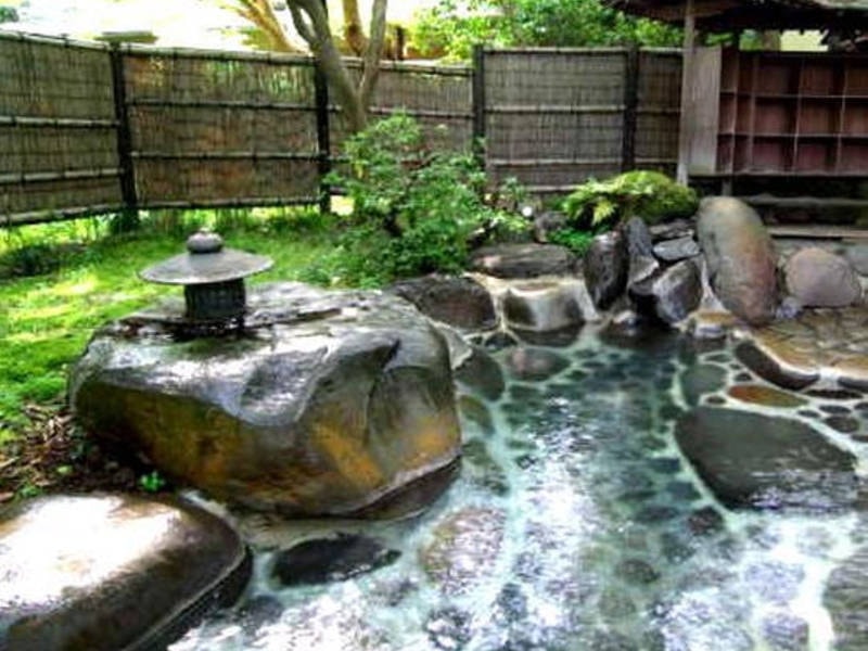 【野天風呂･木漏れ日の湯】木漏れ日をあびながら湯を愉しむ