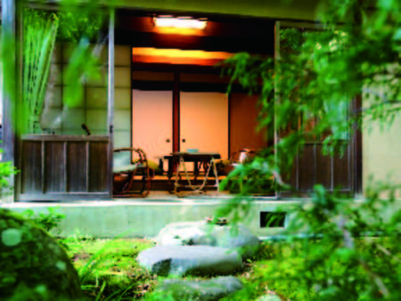 【登録文化財】明治後半から昭和初期に建てられた木造数寄屋風の建物の一室