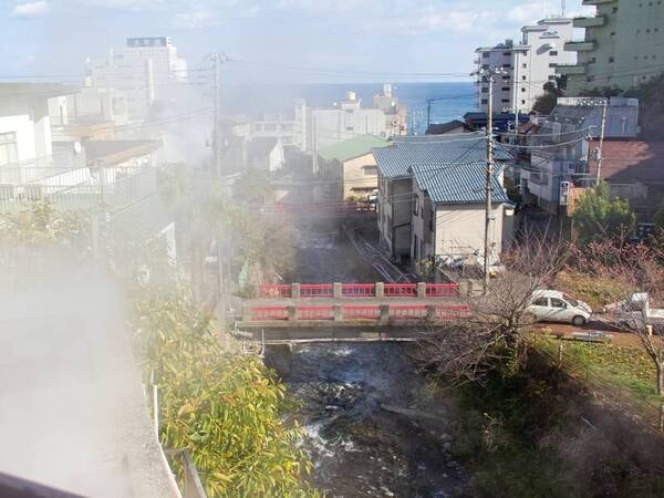 熱川温泉の街並み　湯けむり