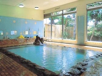 国民宿舎 伊豆熱川荘/【大浴場】目の前で噴き上げている源泉を贅沢にかけ流しで使用