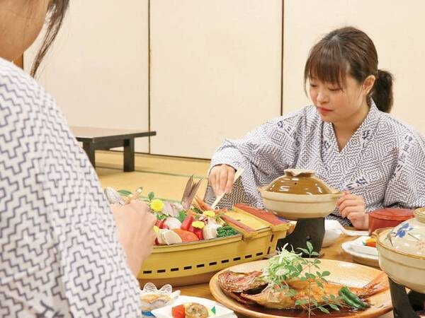 会場食でゆっくり召し上がれ/料理写真は舟盛プラン一例