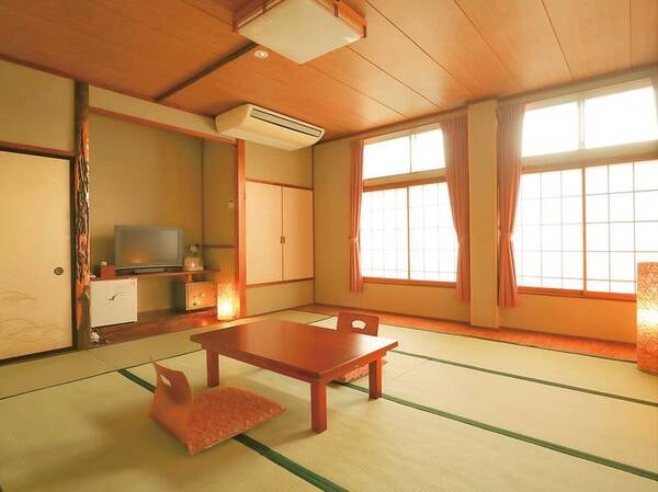 【レトロ・昭和館】くつろぎ和室12.5畳／写真一例
眺望はありませんが昭和にできた建物で、昔懐かしいご滞在を♪。広々とした畳のお部屋でおくつろぎいただけます