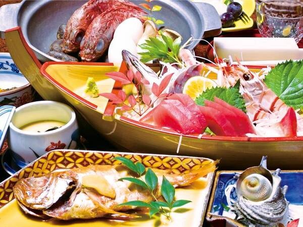【金目鯛・海鮮会席/例】金目鯛姿煮(1人1尾)、かさご入りホカホカ石焼き鍋、さざえ網焼き、アジ姿造り入り舟盛(大人2名以上で1台) など