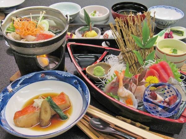 [夕食/例]量控えめ：お値打ち価格で宿泊！金目鯛(切身)の煮付け、お造り舟盛(グループ1台)など