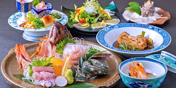 伊豆の味覚の代表格である金目鯛(切身)の煮付と鮮度抜群の地魚の姿盛りをいただく季節替わり会席