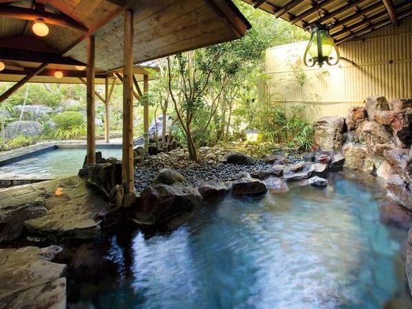 【露天風呂】約3本の源泉から引湯する温泉