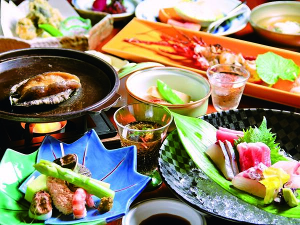 【夕食一例】伊豆の新鮮な魚介を使用した、彩り美しい和会席をご用意