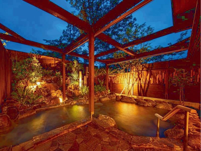 【夕景】露天風呂付き温泉大浴場