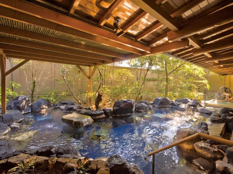 【男性露天風呂】開放的な露天で湯量溢れる天然温泉を満喫