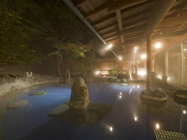 【男性露天風呂(夜)】落ち着いた雰囲気の中庭園を眺めながらゆっくりと