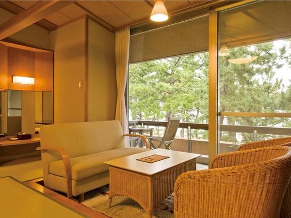 【客室/例】12.5畳＋ゆとりの広縁＋バルコニー付の和室。松林越しに弓ヶ浜を望む。Wi-Fi完備！