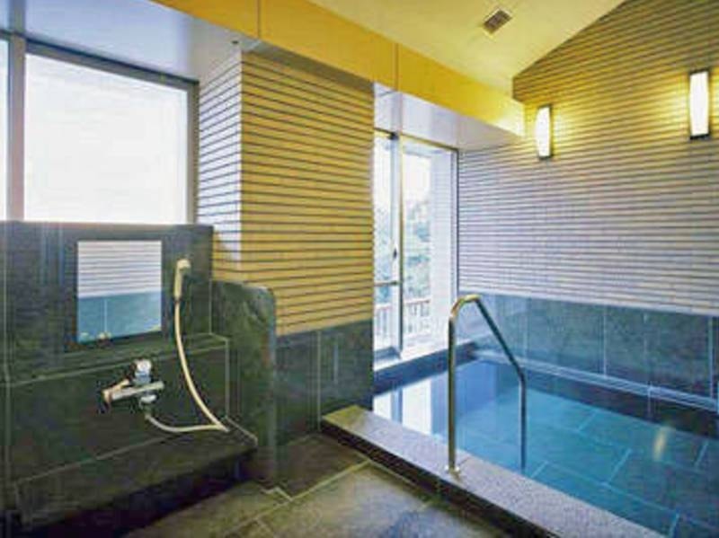 【有料貸切風呂（内湯）】誰にも気兼ねなくご入浴のひと時を満喫(1回45分2,200円)。※車椅子でお越しの方には１回分無料対応あり