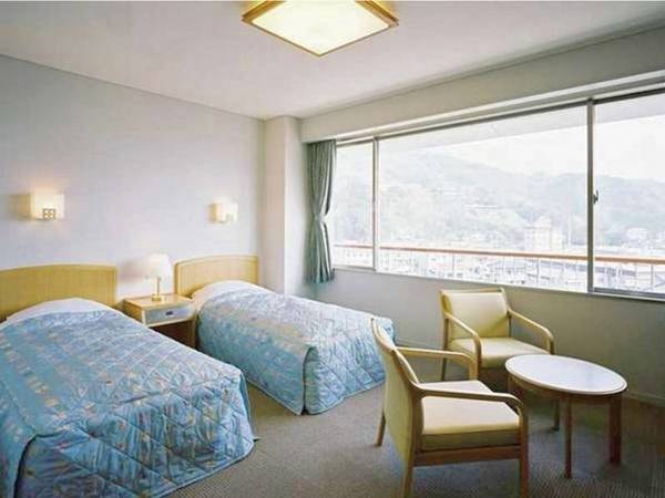 【町側洋室･禁煙/例】伊豆の豊かな山懐に抱かれた松崎の町並みを眺望できる