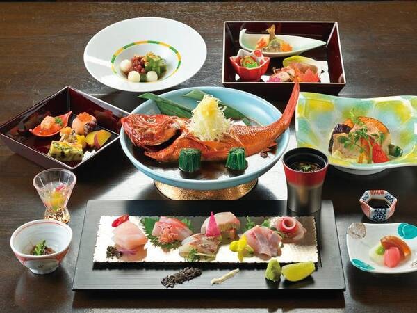 旬魚旬彩会席は金目鯛の煮つけ(1組1尾)やお造りなど伊豆の味覚満載