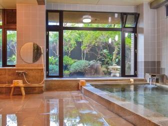 リブマックスリゾート城ヶ崎海岸／【大浴場/男湯】大きな窓が開放的