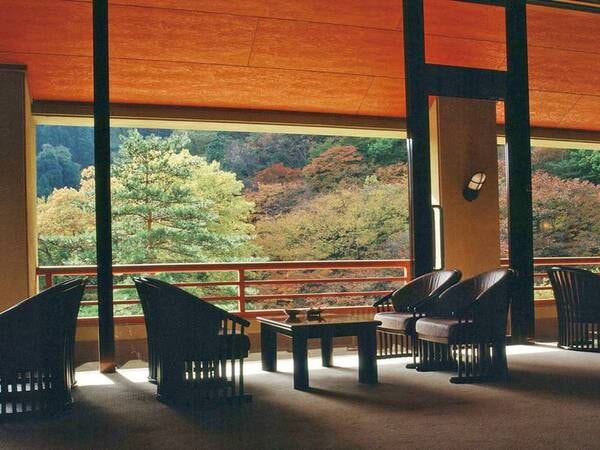 【ロビー】秋には美しい紅葉が大きな窓から眺められます