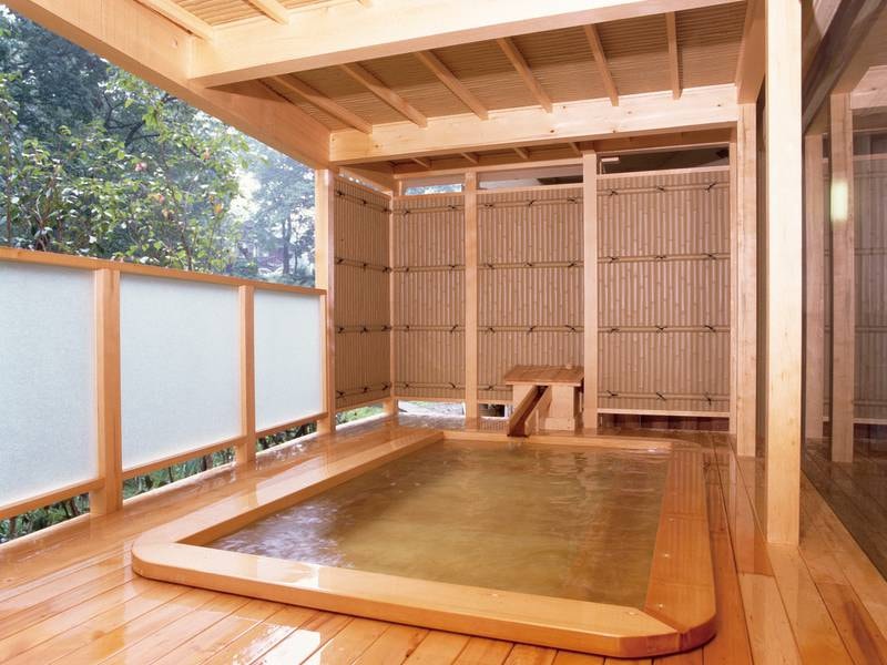 【露天風呂】木のぬくもりを感じながら湯あみを満喫
