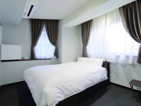 【客室/例】　7.5～12.3平米のお部屋に140センチのダブルベッドを配置