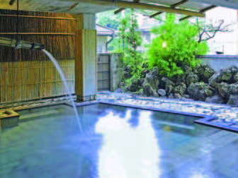 鍾寿館／【露天/源之湯】源泉から自然流下の引湯で給湯