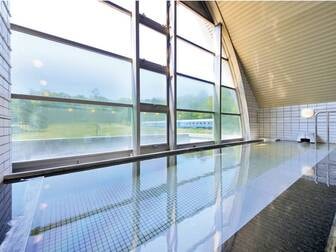 紀州鉄道軽井沢ホテル/【大浴場】緑豊かな風景と列車を望む