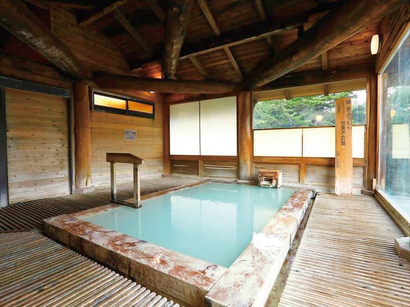 【万天の湯】宿泊者専用の浴場。浴槽には天然の檜を使用