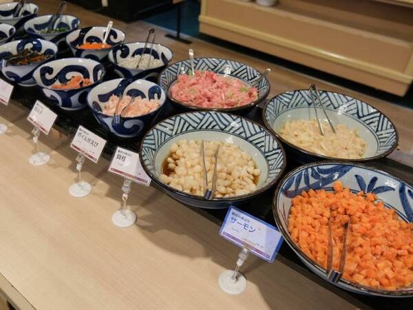 【朝食バイキング/例】人気の海鮮丼コーナー