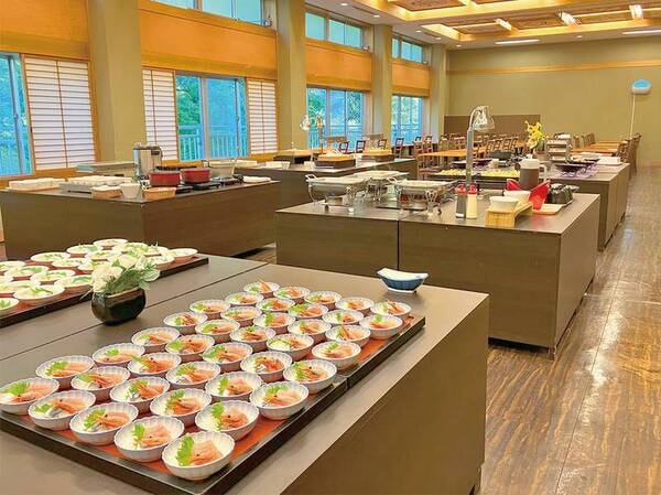 【夕食/例】多彩なメニューをバイキングスタイルで楽しめる