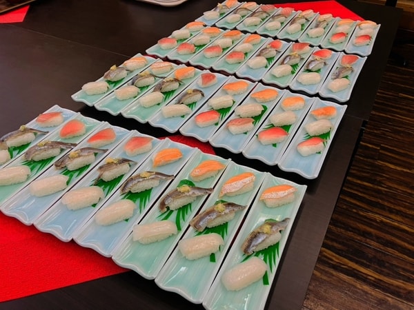 【夕食／例】種類豊富で彩り豊かな和洋中バイキング。さらにアルコールやソフトドリンクの飲み放題付（90分制）！