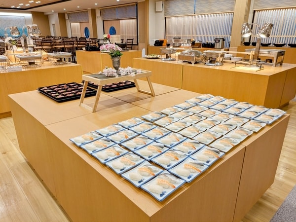 【夕食／例】種類豊富で彩り豊かな和洋中バイキング。さらにアルコールやソフトドリンクの飲み放題付（90分制）！