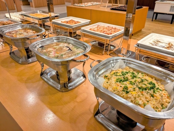 【夕食／例】種類豊富で彩り豊かな和洋中バイキング。さらにアルコールやソフトドリンクの飲み放題付（90分制）！