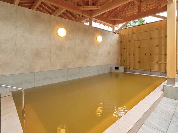 【露天風呂】開放的な空間で伊香保の名湯「黄金の湯」を楽しめる