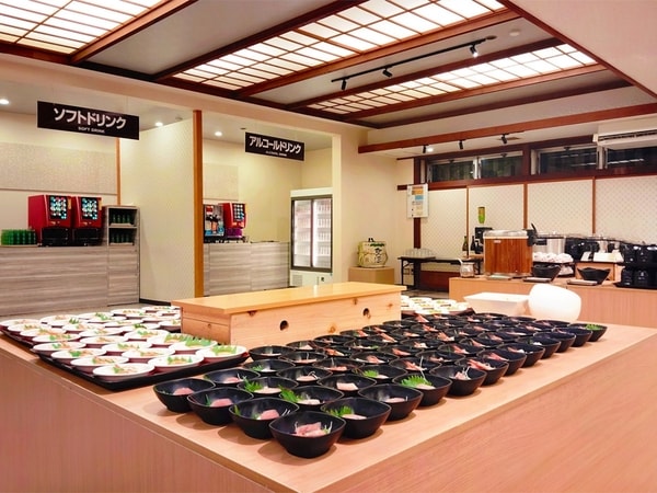 【夕食／例】種類豊富で彩り豊かなバイキング。さらにアルコールやソフトドリンクの飲み放題付（90分制）！