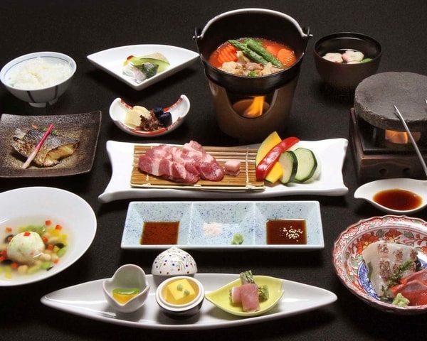 【YUBISOプラン／一例】地場の野菜をふんだんに使用した料理長自慢の和洋創作料理をご提供