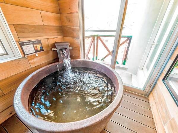 【客室半露天風呂】寒暖差が激しい草津温泉に対応した窓の開閉が自由な半露天風呂　※客室風呂は温泉ではありません
