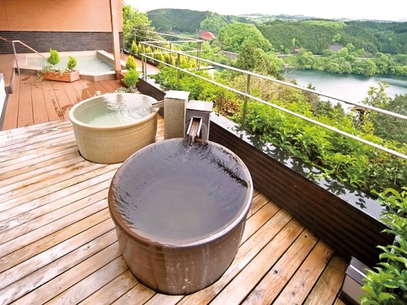 【信楽焼陶製つぼ湯】
日本六古窯のひとつ、信楽焼きのお風呂を堪能いただけます。