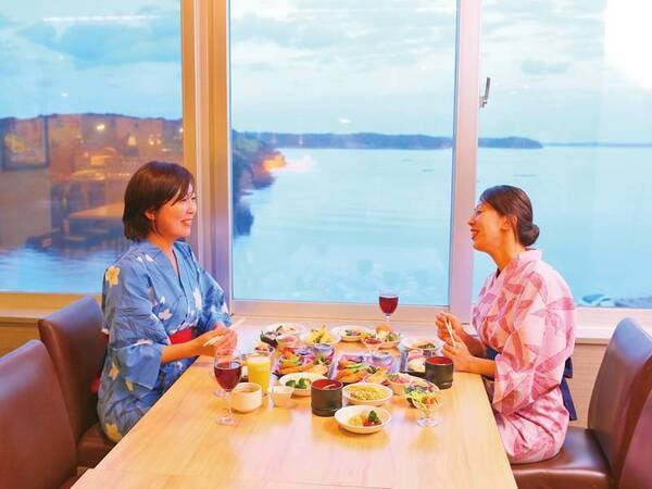海の見える落ち着いたレストランで、楽しいひと時を